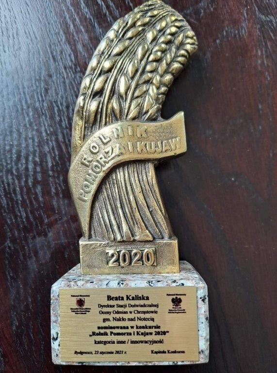 Na zdjęciu nr 1. Statuetka Rolnik Pomorza i Kujaw 2020, którą otrzymała Dyrektor Beata Kaliska 
