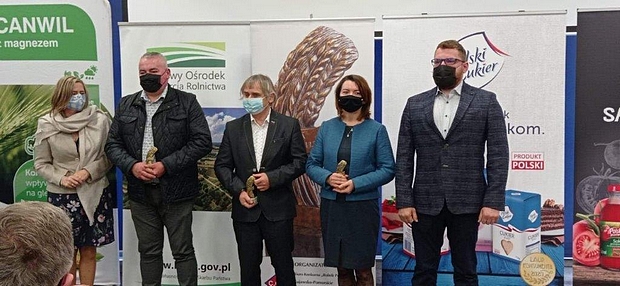 Na zdjęciu nr 2. Nagrodzeni rolnicy, przedstawicielka Kapituły (pierwsza od lewej) i jeden ze sponsorów (pierwszy od prawej). Druga od prawej Dyrektor Beata Kaliska. 