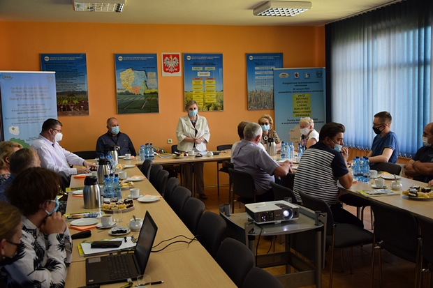 Na zdjęciu numer 1 – członkowie Komisji Rolnictwa i Infrastruktury Wsi gminy Nakło nad Notecią, rolnicy i pracownicy SDOO na sali wykładowej