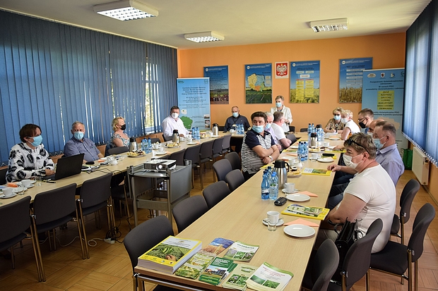Na zdjęciu numer 2 – członkowie Komisji Rolnictwa i Infrastruktury Wsi gminy Nakło nad Notecią, rolnicy i pracownicy SDOO na sali wykładowej