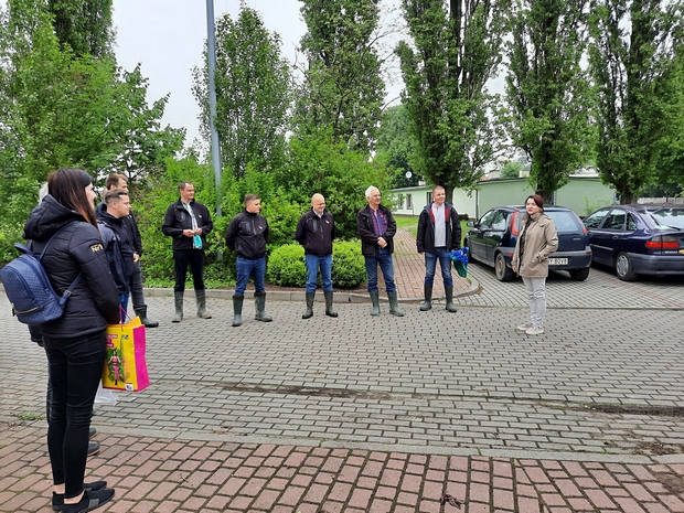 Na zdjęciu Dyrektor Beata Kaliska, na terenie Stacji, wita gości z firmy IGP