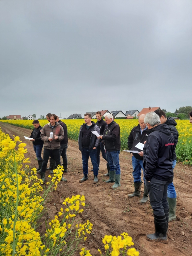 Na zdjęciu Na poletkach doświadczalnych z kukurydzą, specjalistka Kamila Czeszewska omawia metodykę prowadzenia doświadczeń z kukurydzą. 