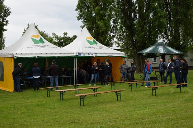 Na zdjęciu Dyrektor Stacji Beata Kaliska i Natalia Narewska z KPODR witają gości szkolenia 