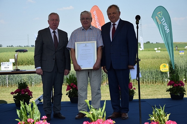 Na zdjęciu trzecim wręczenie dyplomu prof. E. Gackowi