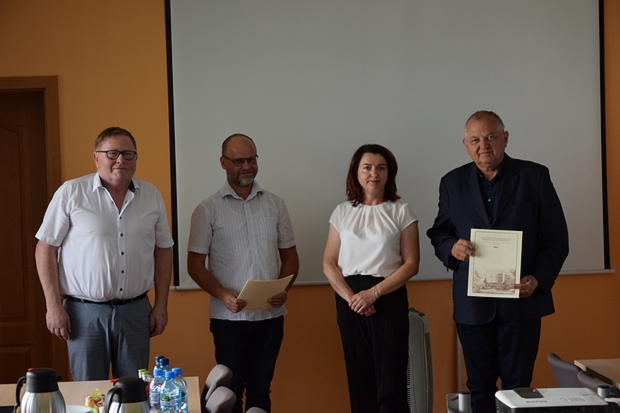 Na zdjęciu trzecim wręczenie nominacji nowym członkom KPZ PDO