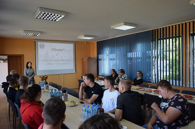 Na zdjęciu pierwszym Dyrektor Stacji wita uczniów