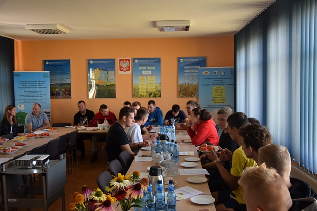 Na zdjęciu drugim uczniowie ZSCKR w Karolewie wykonujący ocenę smaku pomidora