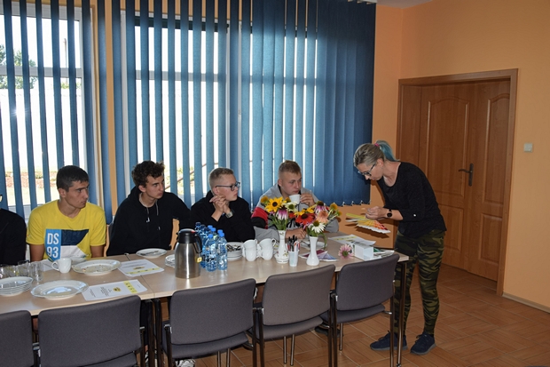 Na zdjęciu trzecim specjalistka Kamila Czeszewska pokazuje jak określa barwy kwiatów