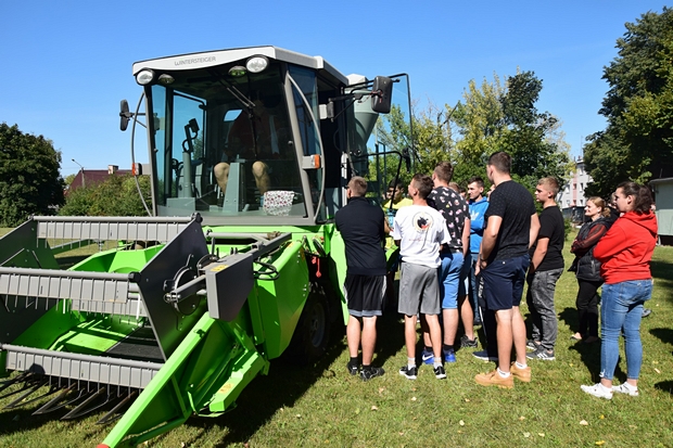 Na zdjęciu czwartym uczniowie ZSCKR w Karolewie oglądający kombajn poletkowy