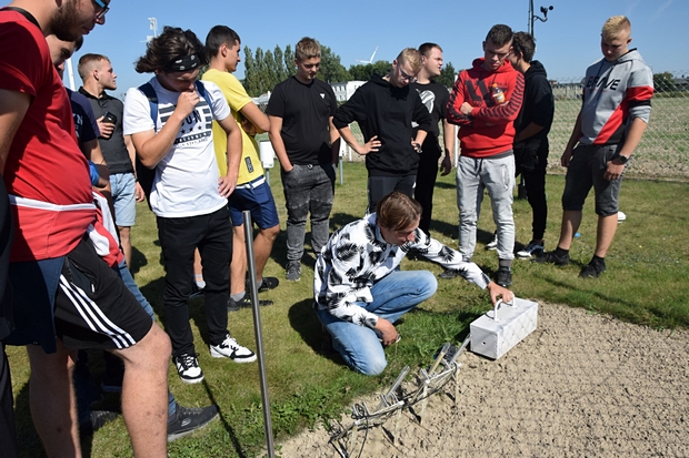 Na zdjęciu piatym uczniowie ZSCKR w Karolewie na stacyjce meteorologicznej 