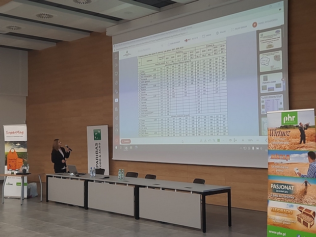 Zdjęcie nr 2- Pracownik SDOO w Chrząstawie, Małgorzata Woropaj-Janczak przedstawia wyniki doświadczeń PDO ze zbożami