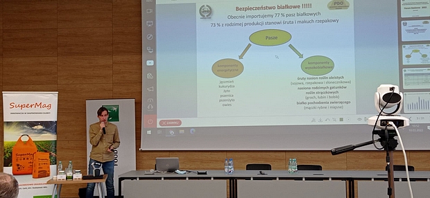 Zdjęcie nr 3 - Pracownik SDOO w Chrząstawie, Daniel Krauklis przedstawia wyniki doświadczeń PDO z roślinami bobowatymi  