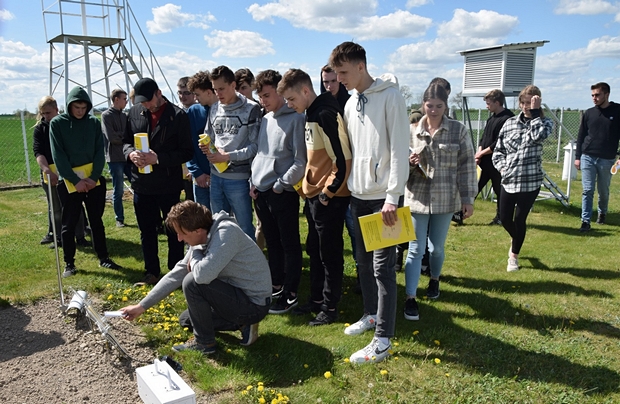 Zdjęcie nr 3 uczniowie Technikum nr 2 w Chojnicach na stacyjce meto