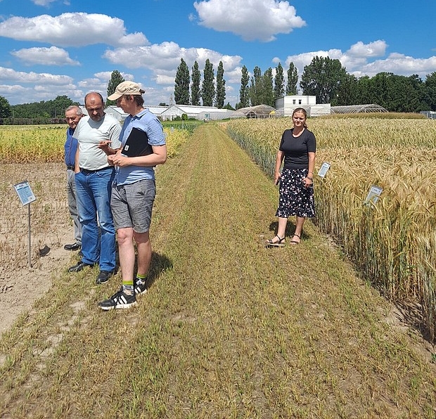 Rolnicy na kolekcji odmian w SDOO w Chrząstowie.