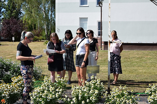 Goście podczas wizytacji doświadczeń z jeżówką