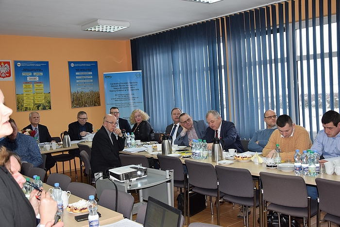 Siedzący przy stole członkowie KPZ PDO podczas obrad.