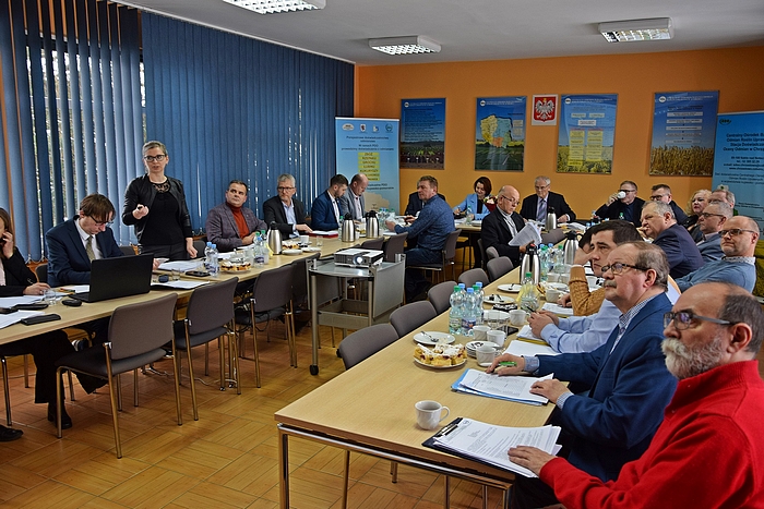 Stojąca specjalistka ds. doświadczeń Kamila Czeszewska, referuje wyniki doświadczeń przed siedzącymi przy stole członkami KPZ PDO.