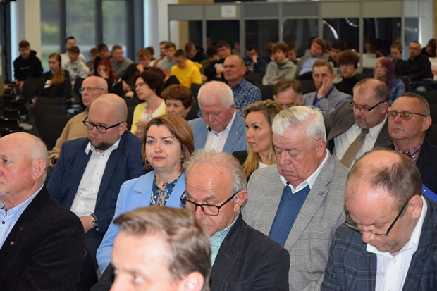 W centralnej części zdjęcia dr inż. Beata Kaliska i prof. dr hab. Edward Gacek siedzący na konferencji