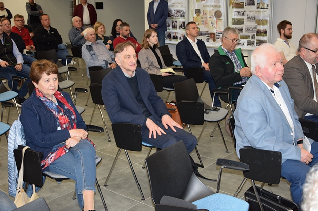 W centralnej części zdjęcia Kierownik Pracowni WGO Roślin Pastewnych, Oleistych i Włóknistych COBORU Jacek Broniarz siedzący na konferencji