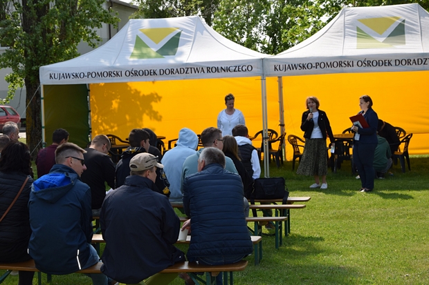 dyrektor SDOO w Chrząstowie i zastępca dyrektora KPODR witają siedzących na ławce uczestników szkolenia