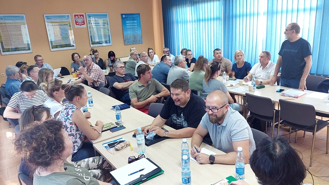 uczestnicy szkolenia siedzący przy stole