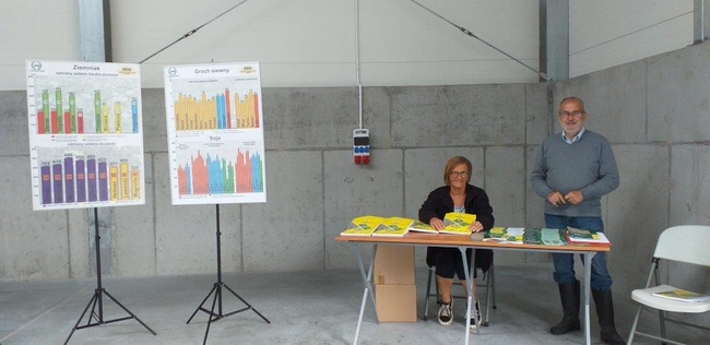 pracownicy ZDOO w Głębokim przy stole z materiałami szkoleniowymi