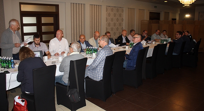 członkowie Zespołu siedzący przy stole podczas części merytorycznej 