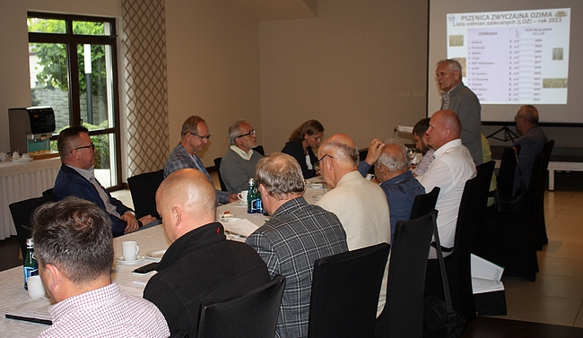 członkowie Zespołu siedzący przy stole podczas części merytorycznej posiedzenia