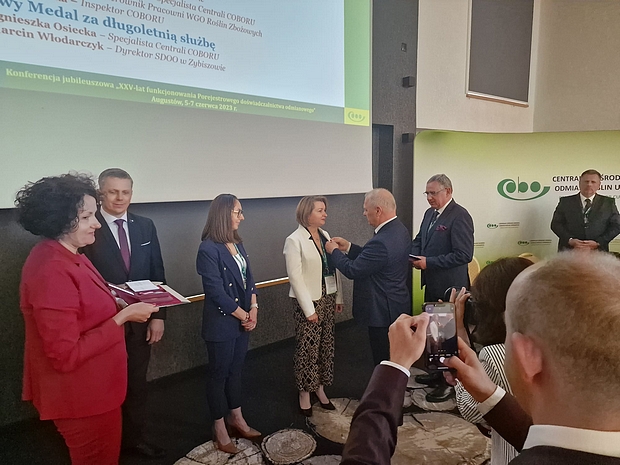 Minister Kołakowski wręczający dyrektor SDOO w Chrząstowie „Srebrny Medal za długoletnią służbę”