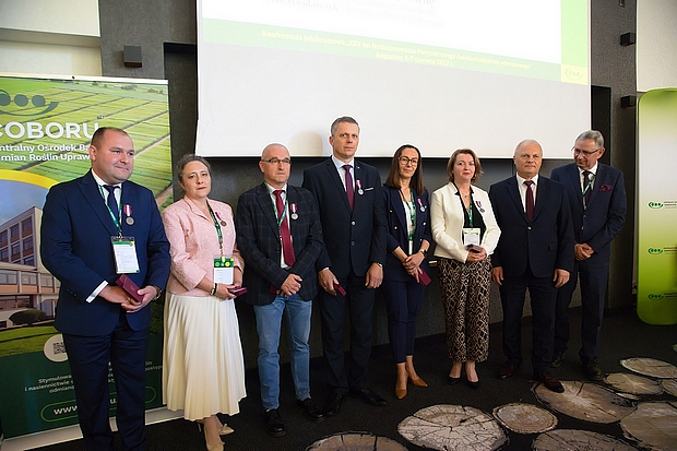 Dyrektor Beata Kaliska wśród pozostałych uhonorowanych „Srebrnym Medalem za długoletnią służbę”