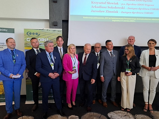 Starszy specjalista Daniel Krauklis wśród pozostałych uhonorowanych odznaką „Zasłużony dla Rolnictwa”