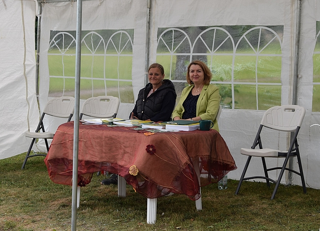 Dyrektor SDOO w Chrząstowie Beata Kaliska i kierownik działu badawczo-doświadczalnego Małgorzata Woropaj-Janczak siedzące pod namiotem