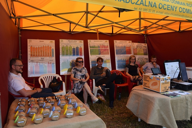 Pracownicy SDOO w Chrząstowie siedzący pod namiotem