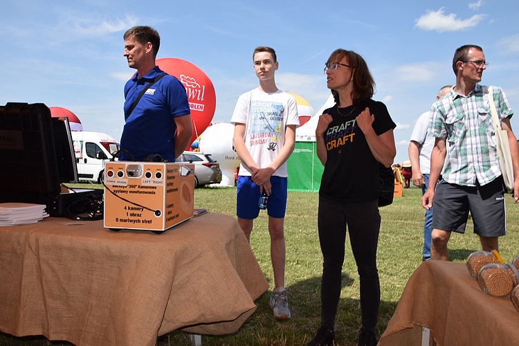 Rolnicy stojący przed namiotem SDOO w Chrząstowie