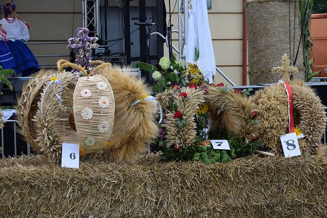 tradycyjne wieńce dożynkowe