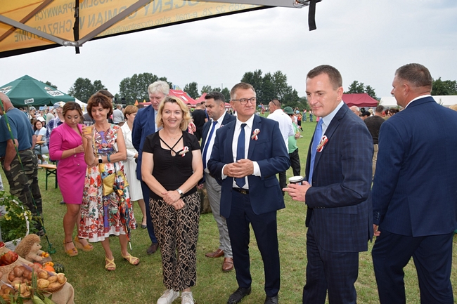 Dyrektor SDOO w Chrząstowie Pani  Beata Kaliska stojąca w towarzystwie Burmistrza Nakła nad Notecią Pana Sławomira Napierały 