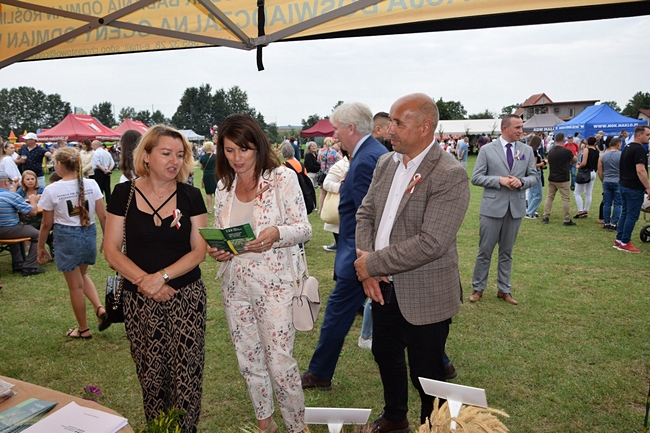 Pani Dyrektor SDOO w Chrzastowie Beata Kaliska i Pani Posłanka na Sejm RP Ewa Kozanecka  przeglądające broszurkę o Inicjatywie Białkowej COBORU