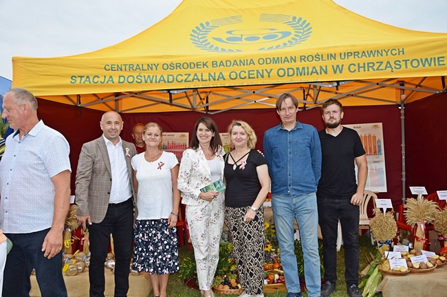Pani Posłanka na Sejm RP Ewa Kozanecka w towarzystwie pracowników SDOO w Chrząstowie przed stoiskiem dożynkowym Stacji. 