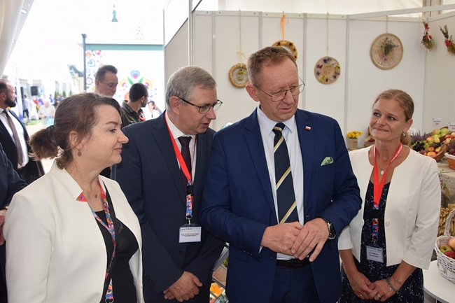 Minister Rolnictwa R. Telus na stoisku COBORU