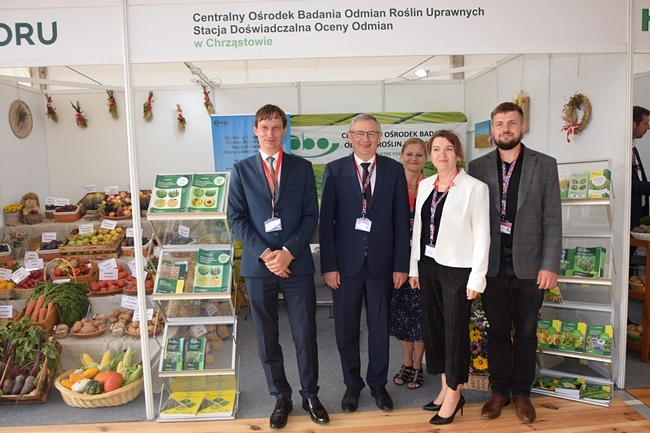 Dyrektor COBORU H. Bujak i Pracownicy SDOO w Chrząstowie na stoisku podczas XXXII KWR 2023