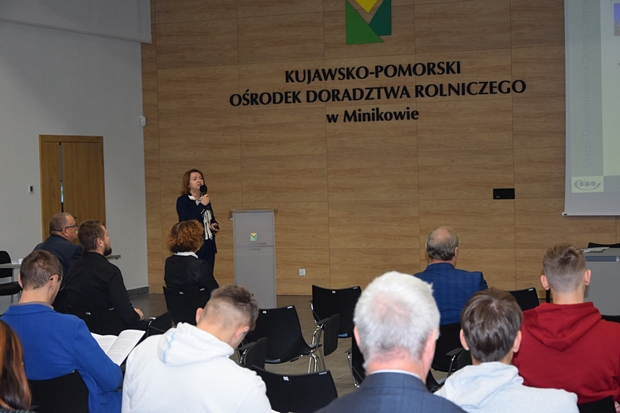 dyrektor SDOO Beata Kaliska podczas wygłaszania prelekcji