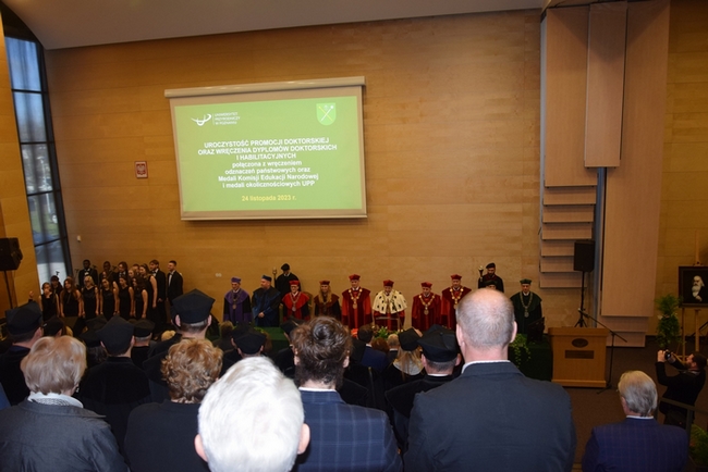 widok na aulę podczas rozpoczęcia uroczystości promocji doktorskiej