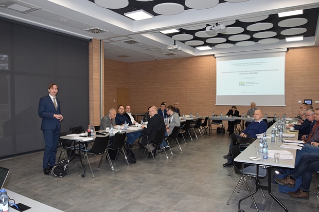 członkowie Kujwasko-Pomorskiego Zespołu siedzący przy stole podczas obrad.