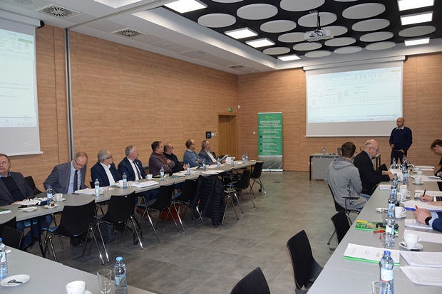 członkowie Kujwasko-Pomorskiego Zespołu siedzący przy stole podczas obrad