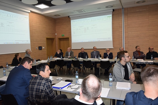 członkowie Kujwasko-Pomorskiego Zespołu siedzący przy stole podczas obrad