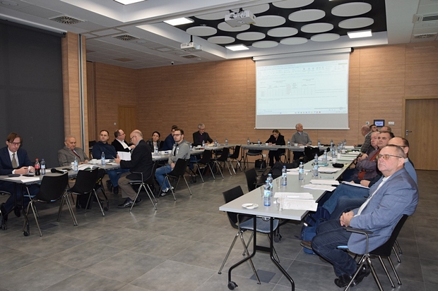 członkowie Kujwasko-Pomorskiego Zespołu siedzący przy stole podczas obrad