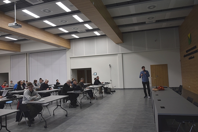 Daniel Krauklis podczas wygłaszania wykładu