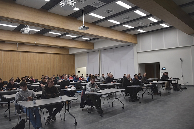 uczestnicy szkolenia siedzący na sali przy ławkach