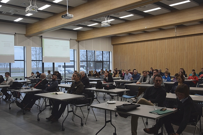 uczestnicy szkolenia siedzący na sali przy ławkach