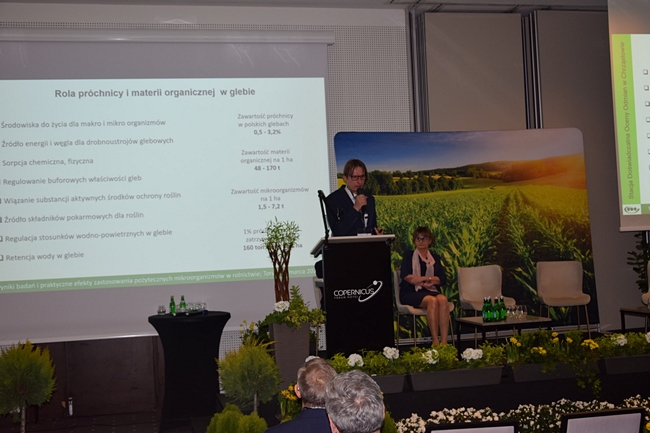 specjalista SDOO w Chrząstowie Daniel Krauklis, stojący na głównej scenie za mównicą podczas wygłaszania referatu 